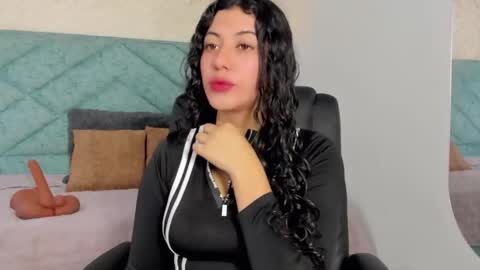 Snapshot of lucy_greys_ chatting on 02/17/26, 11:50 Lucy Greys online show from 02/17/26, 11:50