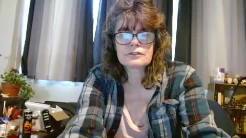 Snapshot of lucylling chatting on 02/19/25, 01:39 lucylling online show from 02/19/25, 01:39