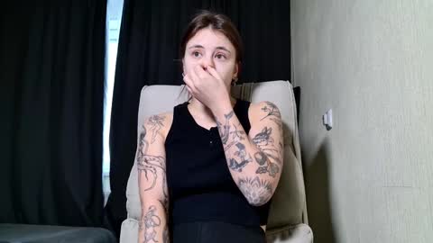 Snapshot of lucyrait chatting on 02/14/25, 08:10 Lucy online show from 02/14/25, 08:10