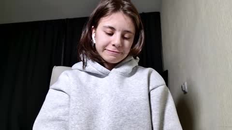 Snapshot of lucyrait chatting on 02/17/25, 03:31 Lucy online show from 02/17/25, 03:31