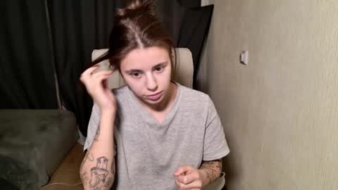 Snapshot of lucyrait chatting on 02/22/25, 09:56 Lucy online show from 02/22/25, 09:56