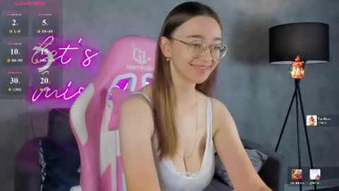 Snapshot of lucyy_green chatting on 07/11/26, 12:46 Lucy online show from 07/11/26, 12:46