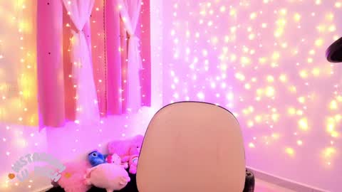 Snapshot of lucyy_peach chatting on 01/15/25, 03:00 LUCYY FROM HOME  online show from 01/15/25, 03:00