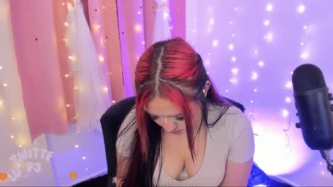 Snapshot of lucyy_peach chatting on 02/12/25, 02:35 LUCYY FROM HOME  online show from 02/12/25, 02:35