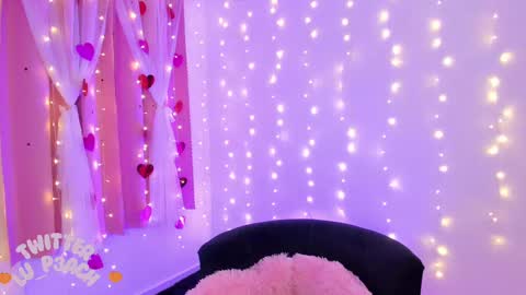 Snapshot of lucyy_peach chatting on 02/21/25, 12:27 LUCYY FROM HOME  online show from 02/21/25, 12:27