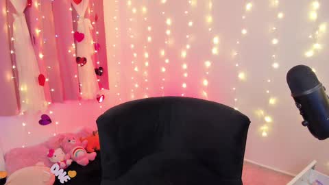 Snapshot of lucyy_peach chatting on 02/22/25, 10:42 LUCYY FROM HOME  online show from 02/22/25, 10:42