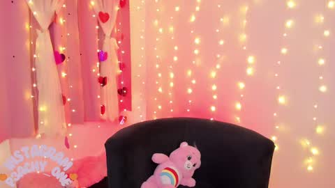Snapshot of lucyy_peach chatting on 02/25/25, 04:57 LUCYY FROM HOME  online show from 02/25/25, 04:57