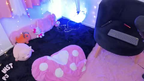 Snapshot of lucyy_peach chatting on 03/09/25, 01:04 LUCYY FROM HOME  online show from 03/09/25, 01:04
