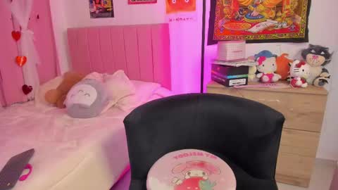 Snapshot of lucyy_peach chatting on 10/17/25, 01:53 LUCYY FROM HOME  online show from 10/17/25, 01:53