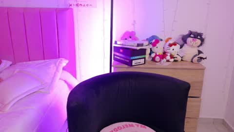 Snapshot of lucyy_peach chatting on 10/21/25, 01:50 LUCYY FROM HOME  online show from 10/21/25, 01:50