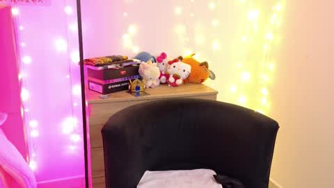 Snapshot of lucyy_peach chatting on 11/11/25, 12:10 LUCYY FROM HOME online show from 11/11/25, 12:10