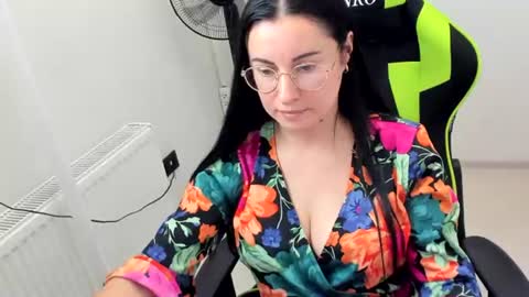 Snapshot of lucyycharm chatting on 07/20/26, 10:39 Lucy online show from 07/20/26, 10:39