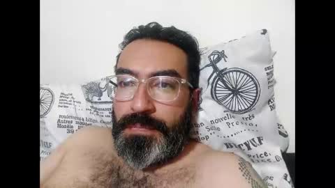Snapshot of luis2988z chatting on 12/19/24, 03:40 Hairyman online show from 12/19/24, 03:40