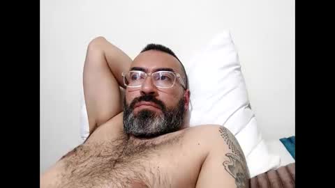 Snapshot of luis2988z chatting on 01/15/25, 01:45 Hairyman online show from 01/15/25, 01:45