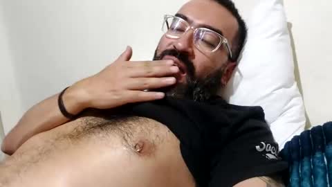 Snapshot of luis2988z chatting on 02/17/25, 01:15 Hairyman online show from 02/17/25, 01:15