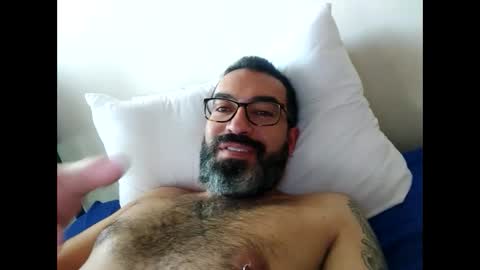 Snapshot of luis2988z chatting on 03/02/25, 02:21 Hairyman online show from 03/02/25, 02:21