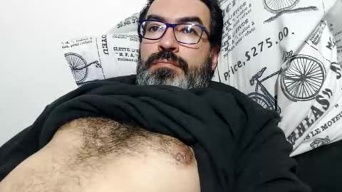 Snapshot of luis2988z chatting on 10/16/25, 04:24 Hairyman online show from 10/16/25, 04:24