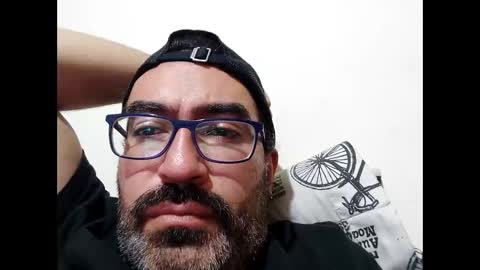 Snapshot of luis2988z chatting on 11/11/25, 04:01 Hairyman online show from 11/11/25, 04:01