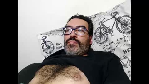 Snapshot of luis2988z chatting on 11/16/25, 03:34 Hairyman online show from 11/16/25, 03:34