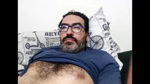 Snapshot of luis2988z chatting on 11/19/25, 01:38 Hairyman online show from 11/19/25, 01:38