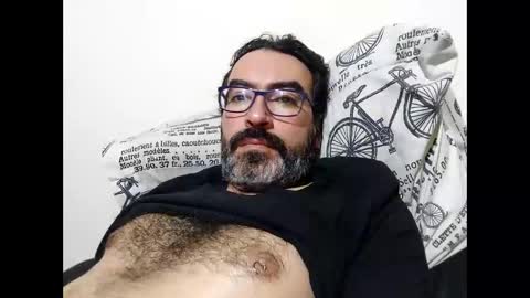 Snapshot of luis2988z chatting on 11/28/25, 02:03 Hairyman online show from 11/28/25, 02:03