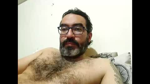 Snapshot of luis2988z chatting on 12/04/25, 04:11 Hairyman online show from 12/04/25, 04:11