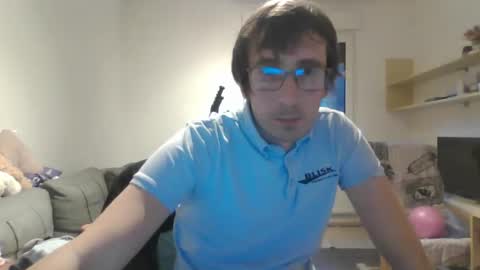 Snapshot of luismcawesome chatting on 10/17/25, 04:09 Luis online show from 10/17/25, 04:09