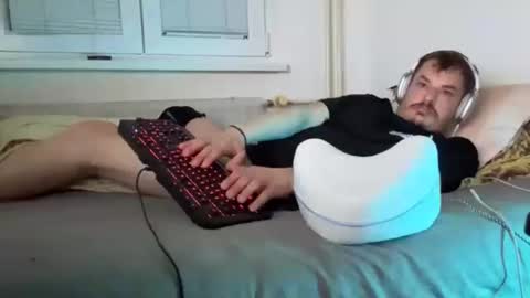 Snapshot of lukask088 chatting on 12/17/25, 02:28 Lukas online show from 12/17/25, 02:28