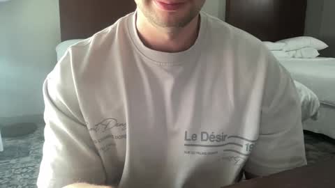 Snapshot of luke_bubblebutt chatting on 09/22/25, 04:42 Luke online show from 09/22/25, 04:42