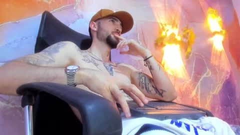 Snapshot of luke_davis01 chatting on 01/31/25, 04:27 LUKE online show from 01/31/25, 04:27