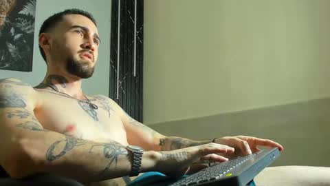 Snapshot of luke_davis01 chatting on 02/28/25, 02:20 LUKE online show from 02/28/25, 02:20