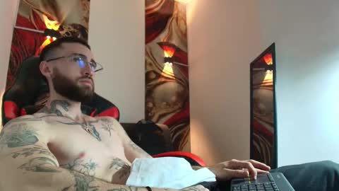 Snapshot of luke_davis01 chatting on 09/25/25, 01:26 LUKE online show from 09/25/25, 01:26