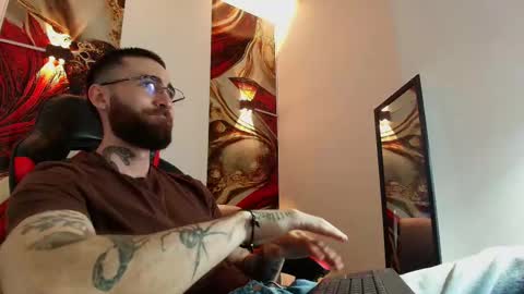 Snapshot of luke_davis01 chatting on 10/06/25, 01:19 LUKE online show from 10/06/25, 01:19