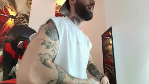 Snapshot of luke_davis01 chatting on 10/07/25, 01:19 LUKE online show from 10/07/25, 01:19