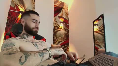 Snapshot of luke_davis01 chatting on 10/10/25, 01:32 LUKE online show from 10/10/25, 01:32