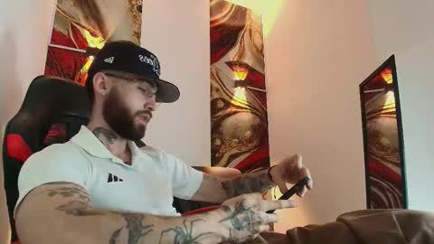 Snapshot of luke_davis01 chatting on 10/17/25, 01:25 LUKE online show from 10/17/25, 01:25