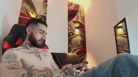 Snapshot of luke_davis01 chatting on 10/22/25, 03:51 LUKE online show from 10/22/25, 03:51