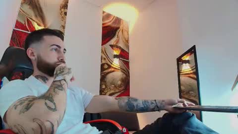 Snapshot of luke_davis01 chatting on 11/11/25, 01:22 LUKE online show from 11/11/25, 01:22