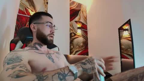 Snapshot of luke_davis01 chatting on 11/14/25, 01:21 LUKE online show from 11/14/25, 01:21