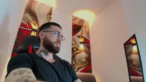 Snapshot of luke_davis01 chatting on 11/15/25, 01:07 LUKE online show from 11/15/25, 01:07