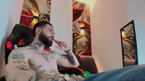 Snapshot of luke_davis01 chatting on 11/20/25, 01:11 LUKE online show from 11/20/25, 01:11