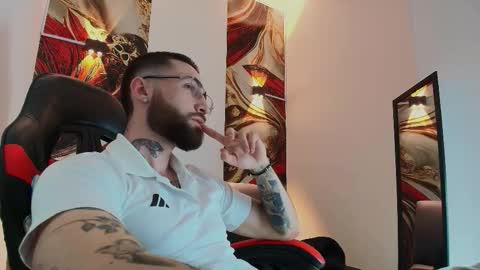 Snapshot of luke_davis01 chatting on 11/22/25, 01:21 LUKE online show from 11/22/25, 01:21