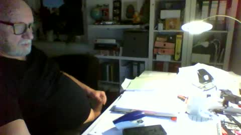 Snapshot of luley58 chatting on 12/15/25, 06:28 luley58 online show from 12/15/25, 06:28