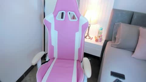 Snapshot of lumi_love chatting on 11/25/25, 11:43 Lucy online show from 11/25/25, 11:43