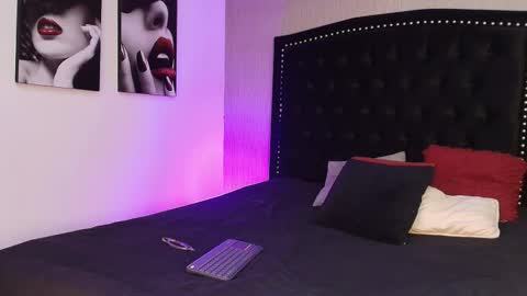 Luna And Titan  online show from 11/09/25, 12:47