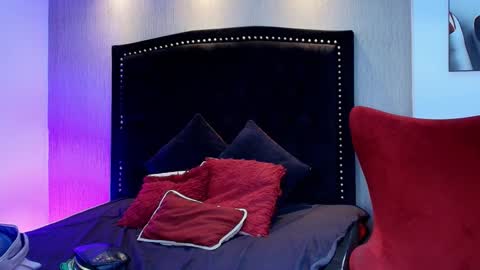 Luna And Titan  online show from 01/08/26, 12:29