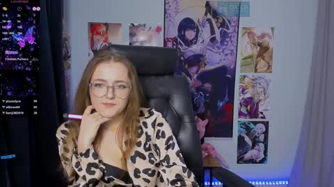 luna_berryy online show from 12/22/24, 02:49