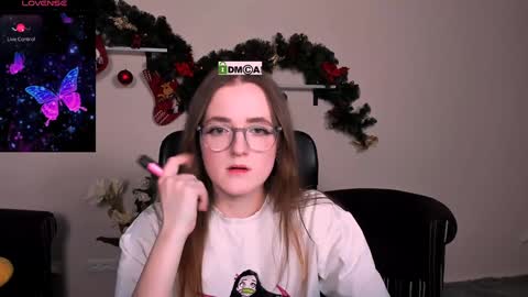 luna_berryy online show from 01/03/25, 08:22