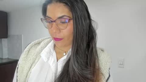 Snapshot of luna_dumont chatting on 04/24/26, 11:23 luna online show from 04/24/26, 11:23