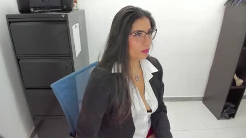 Snapshot of luna_dumont chatting on 05/04/26, 11:17 luna online show from 05/04/26, 11:17
